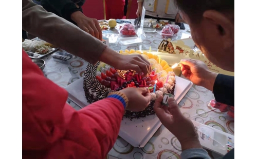 金秋十月，員工集體生日會送溫暖